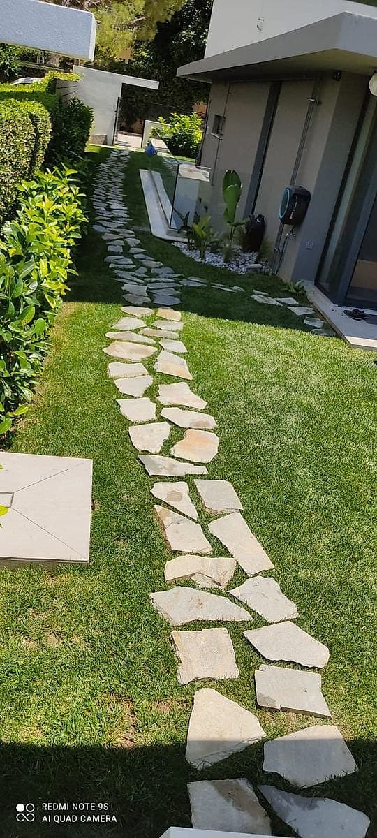 Σχεδιασμός και κατασκευή κήπου με φυτά και μονοπάτια