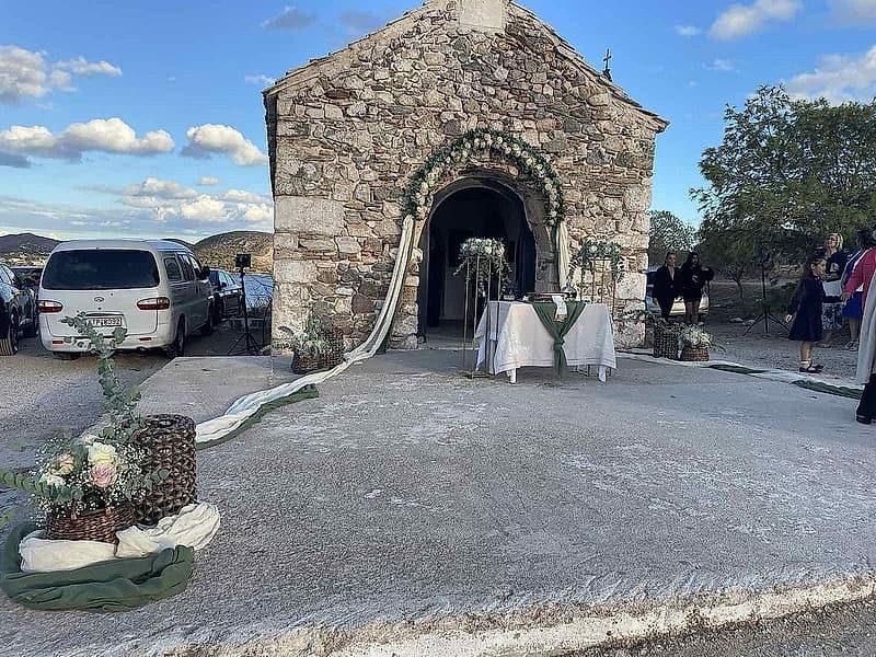 Ανθοστολισμός εκκλησιαστικής τελετής γάμου με λευκά τριαντάφυλλα